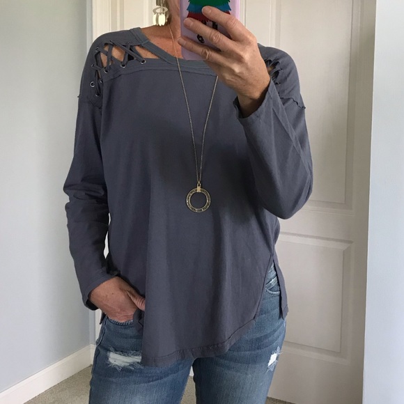 Tops - ♥️1 SM♥️ Laced Shoulder Top